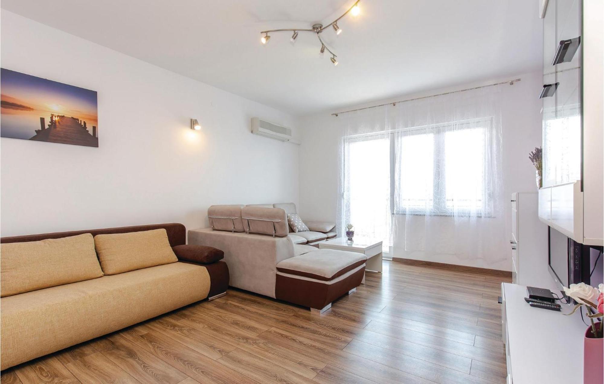 Gorgeous Apartment In Crikvenica With Kitchen Luaran gambar